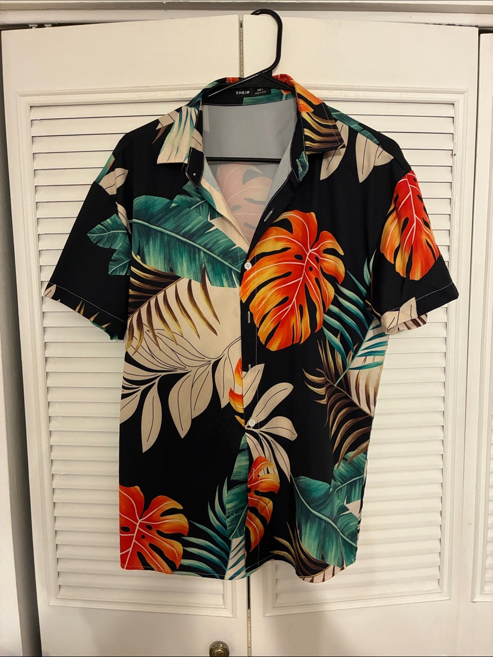 SHEIN Black Tropical Leaf Print Short-Sleeve Button-Down Shirt
